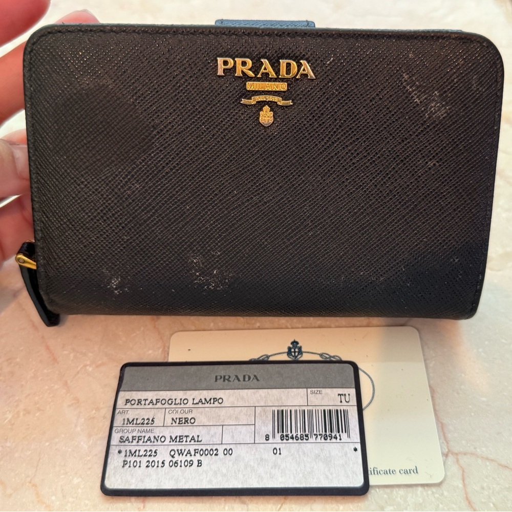 Prada portafoglio lampo wallet.